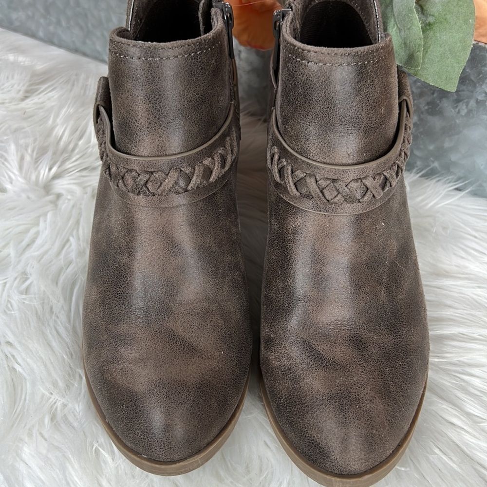 Report Carl Booties  - Picture 2 of 11